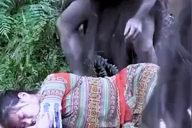 越南野生人把女人拖进洞的原始生话视频封面