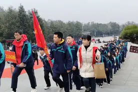 27号下午娄底中学几百人的队伍来到韶山，规模宏大壮观！视频封面