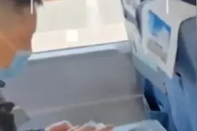 律师不给靠窗坐旅客让过，理由真硬气视频封面