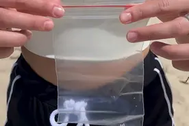 野外生存技巧，教你如何用空瓶子过滤出干净的水，用塑料袋生火