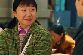 六姊妹:老五吃个饭的时间吃到俩瓜，姐姐妹妹扎堆谈恋爱视频封面