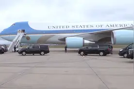 空军一号专机降落全过程，周围都是保镖