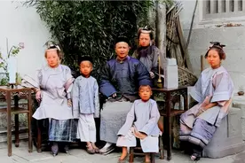 晚清影像：1902年，一位乡绅的全家福，坐在石墩上的小妾十分漂亮视频封面