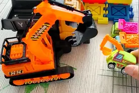 工程车故事  小挖机跟着卡车妈妈回家了视频封面