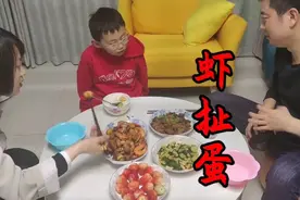 2斤大虾，半斤鹌鹑蛋，做一道“虾扯蛋”，味道鲜美，喝点酒过瘾