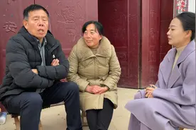 老周老丁商量给孙子办满月酒，儿媳说跟百天宴一块办，那样更热闹视频封面