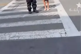 侃爷夫妇露面街头 时尚穿搭冰火两重天视频封面