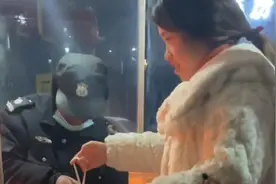 儿媳每日给当保安的公公送饭，公公每次发工资都把钱交给儿媳视频封面