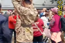 新兵欢送，父母没有来送别，他站在人群中眼神好无助。视频封面