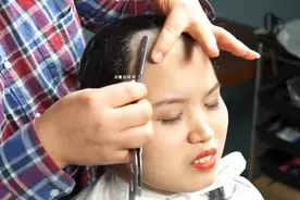 大过年的，把姑娘按在怀里刮光头，扎低马尾连根刮掉，震撼人心视频封面