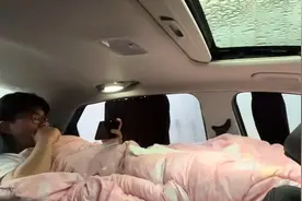 下雨天车内睡觉什么感觉？自驾游突遇暴雨，赶紧回车内睡觉，舒服视频封面