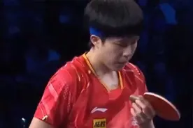 王楚钦忘记自己是单打，等莎莎接球眼睁睁看着球溜走，评论区笑死