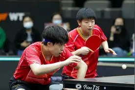 莎头被大批球迷围住要签名，现场观看圆满比赛，相隔数米聊个不停