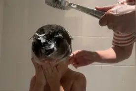 4岁宝宝第一次淋浴洗头，全家都来围观…