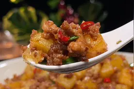 5块钱肉沫加2个土豆，简单一炒，出锅实在太香了，拌面拌饭都好吃