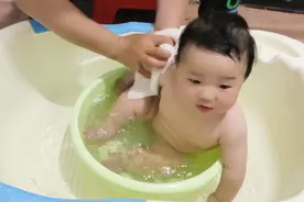 沉浸式洗澡，爱洗澡的宝宝，我爱洗澡，皮肤好好。视频封面