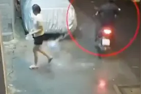 女子误将水泼到骑行男子身上后，抱怨男子没长眼睛视频封面