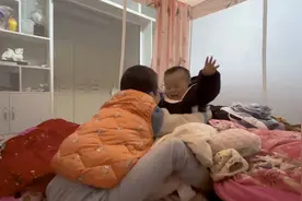 弟弟让哥哥抱了