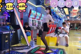 商场电玩城御姐跳舞机上跳舞，性感黑丝短裙，让你心跳加速！