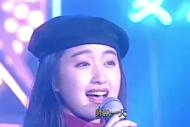 #舞台上的动人瞬间# 杨振宁与翁帆的连理情，感动全场！🎤💕