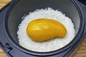 把芒果放大米里蒸一蒸，出锅就是大人和小朋友喜欢吃的美食，馋人