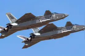 歼35舰载机有多大？与歼15放一起比就明白了，难怪美军会选择F35视频封面