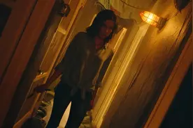 女主播被监视，日常隐私暴露无疑，妹子竟然浑然不知，惨遭毒手！视频封面