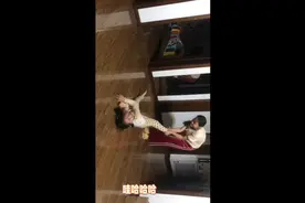 三胎生活，二个女儿打闹嬉戏玩耍，又气又搞笑🤪视频封面