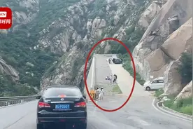 家长带孩子在长下坡避险车道玩沙子 拍摄者：山路惊险货车也多视频封面