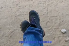 烟台一海水浴场丢失多双女袜子。视频封面