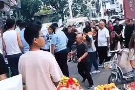 太狠了！天津一女子捅人致其死亡，突如其来的悲剧视频封面