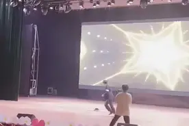 大学晚会突现杰克逊45度倾斜，校领导纷纷震惊！！视频封面