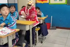 学生教室搞笑，老师悄悄进来，同学笑得前仰后翻。视频封面