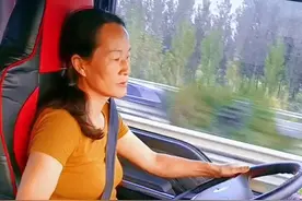 开半挂车的五十岁小老太太视频封面