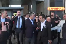 土耳其反对派领导人厄泽尔遇袭瞬间！保镖反应真快。视频封面