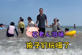 打卡青岛石老人浴场，沙质细腻海水干净，海边乘凉帐篷却贵的离谱