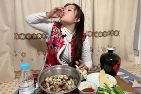 老夫少妻农村生活，夜晚女酒蒙子坐大炕上，独饮几杯白酒，惬意视频封面