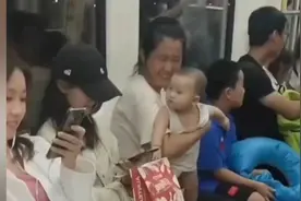 地铁上小朋友眼巴巴的盯着美女看，美女忍不住大笑视频封面