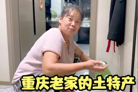 坐飞机来京的重庆土特产，妈妈迫不及待拆箱，一脸自豪：全是宝贝视频封面