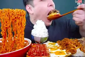 深渊巨口小哥.狂吃火鸡面，午餐肉煎鸡蛋和各种美食，真香啊！