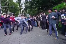 美国顶流网红甲亢哥游重庆，“科目三舞蹈”惊呆甲亢哥，神级现场视频封面