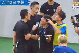 上港VS武汉三镇 万万没想到 韦世豪不满判罚怒怼马宁 遭红牌罚下视频封面