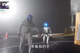 老外带着他“7w美刀的宇树G1机器人”出门吃夜宵，一路上太拉风视频封面