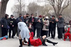 大妈你跳舞悠着点呀，当众摔了不尴尬吗？视频封面