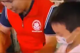 渭南潼关，9岁妹妹患白血病，11岁哥哥在西安街头摆摊卖扇子筹钱视频封面