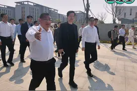 雷军没歇，又来仙桃参加雷军图书馆揭牌仪式了！网友：人气炸裂！视频封面