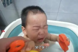 小娃娃怎么这么害怕洗澡呢，洗一半哭的不要不要的，网络大神们视频封面