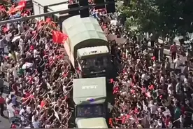 # 震撼现场！万人大游行，红旗招展，气氛热烈视频封面