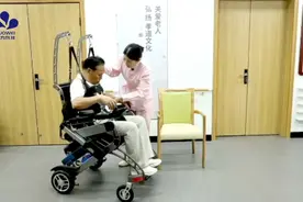 智能行走机器人解决下肢瘫痪老人的出行难题，科技助力养老视频封面