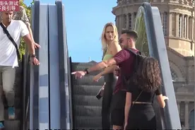 国外街头测试拍美女屁股嫁祸路人 #街头测试 #整蛊恶搞 #拍屁股视频封面